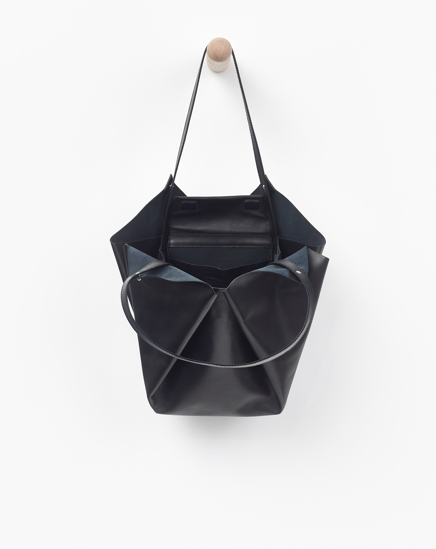 Blossomshaped origami leather bag - black - EVA BLUT